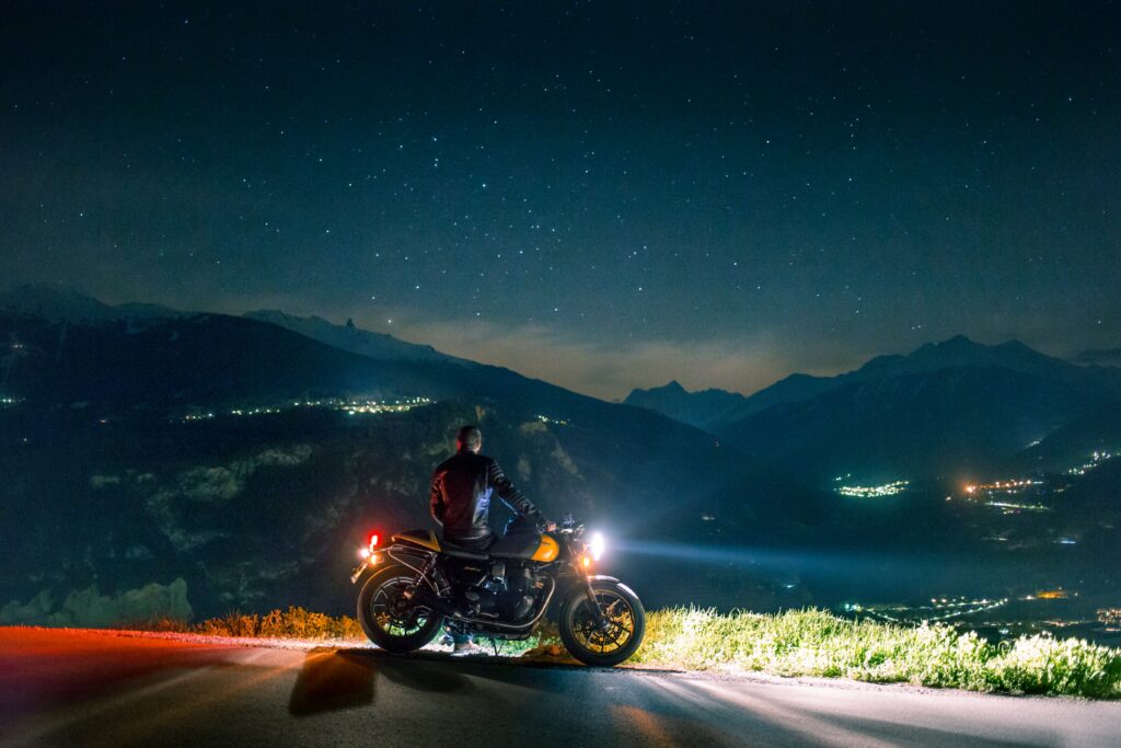 En mellomtung motorsykkel i et vakkert landskap.