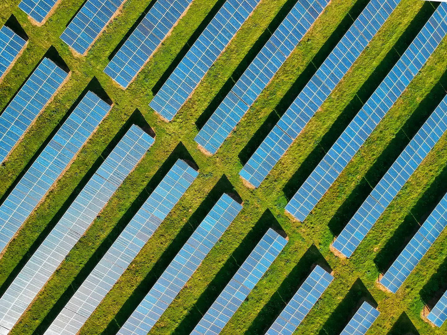 Hvordan fungerer solcellepaneler: En grundig og forståelig guide